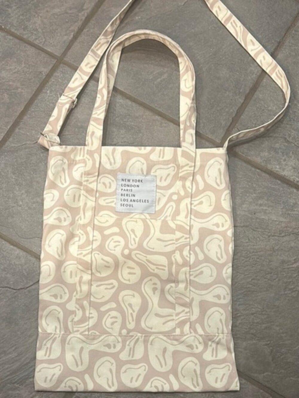 💥2/$10 Cream Patterned Tote Bag adjustable shoulder strap